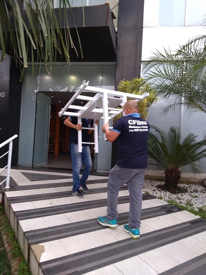 Equipe da CFlima carregando móveis durante uma mudança residencial
