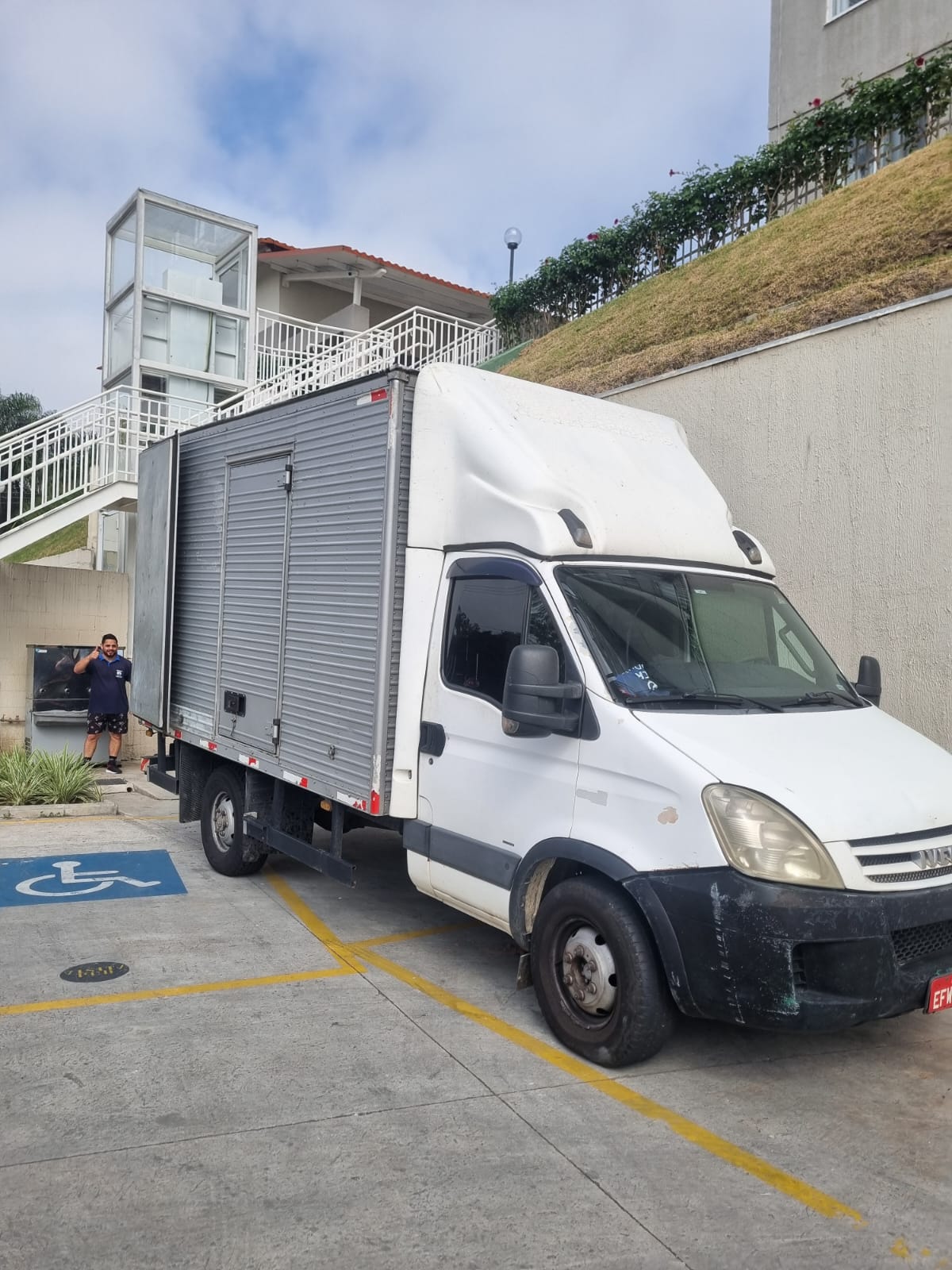 Caminhão baú da CFlima visto de frente, limpo e revisado