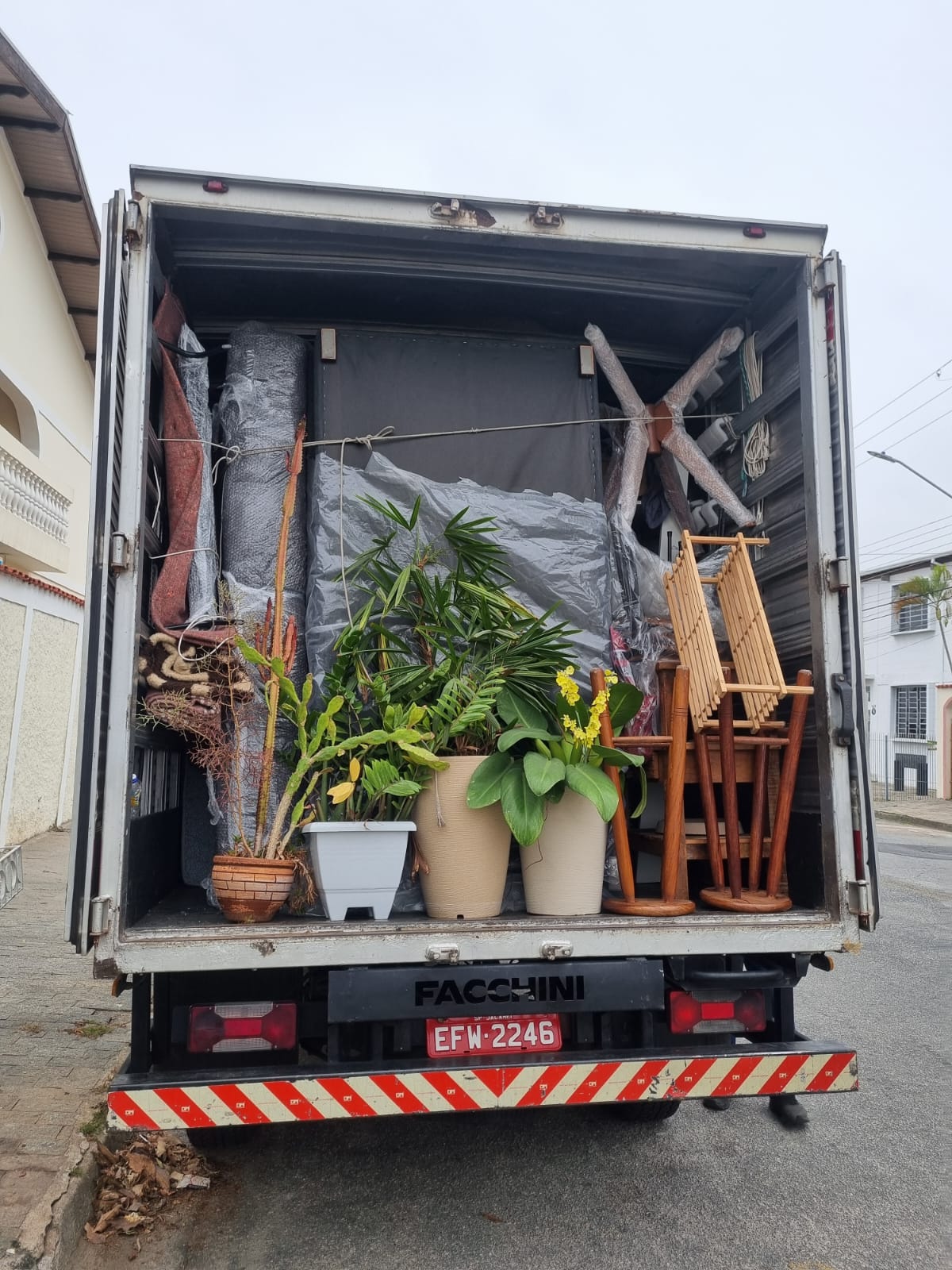 Interior do baú do caminhão com a mudança organizada e amarrada